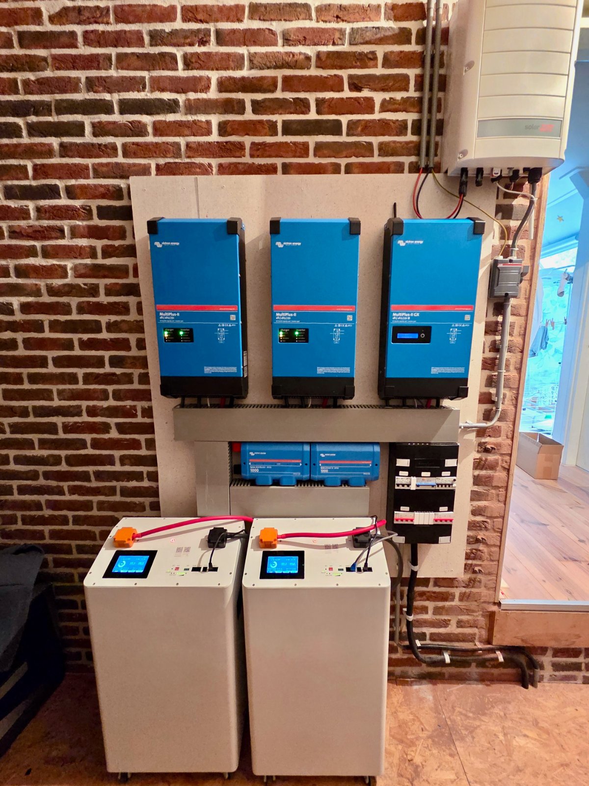 Volledig off-grid 3-fasensysteem naast bestaande SolarEdge